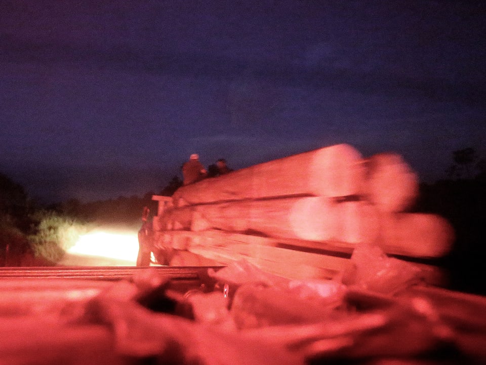 Ein Lastwagen der illegalen Holzfäller im brasilianischen Bundesstaat Maranhão wird von einer Kamera der Ka'apor-Indianer aufgenommen.