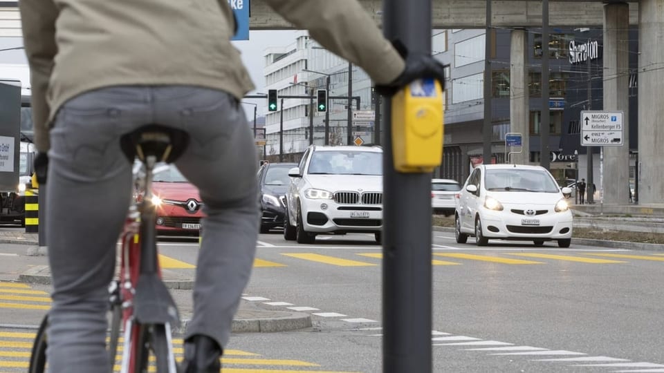 Velofahrer an einer Ampel