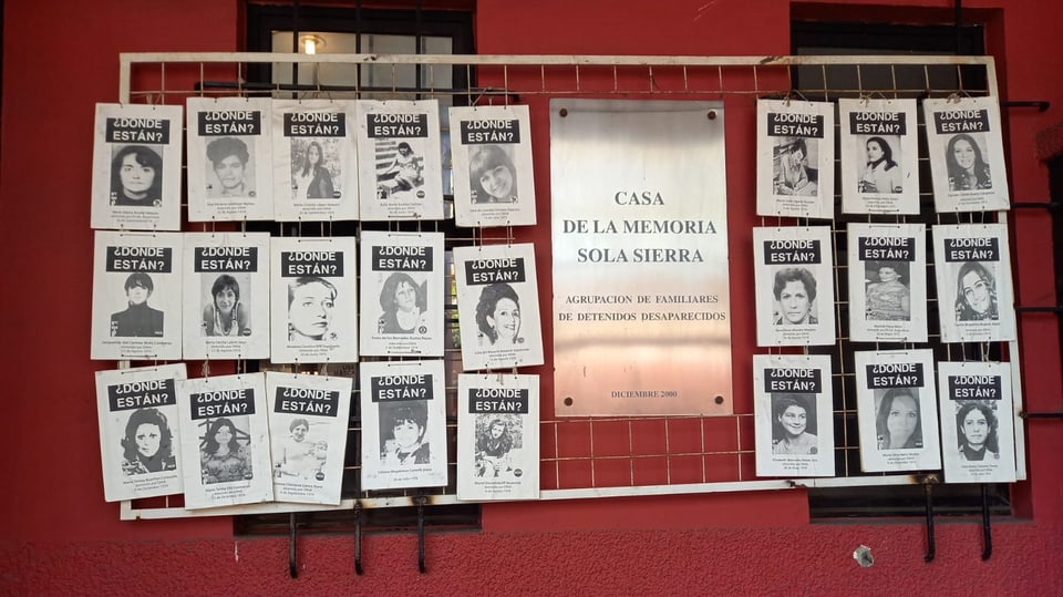 Fotos am Eingang der Vereinigung von Chiles Verschwundenen erinnern an die verschwundenen Frauen.