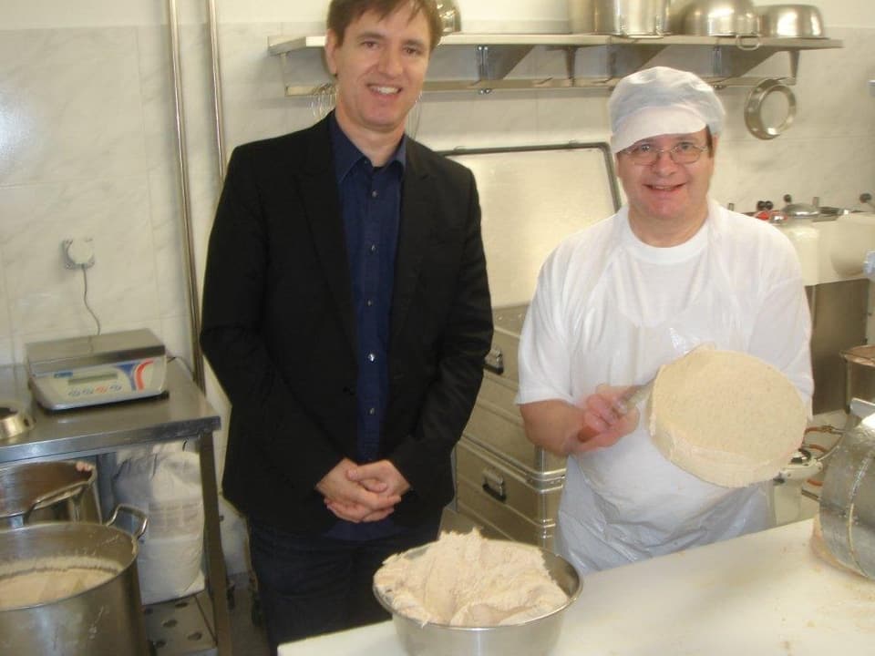 Bei der Produktion der Zuger Kirschtorte: Beim Zubereiten der Kirschtorte. Teig und Tortenboden sind schon parat.