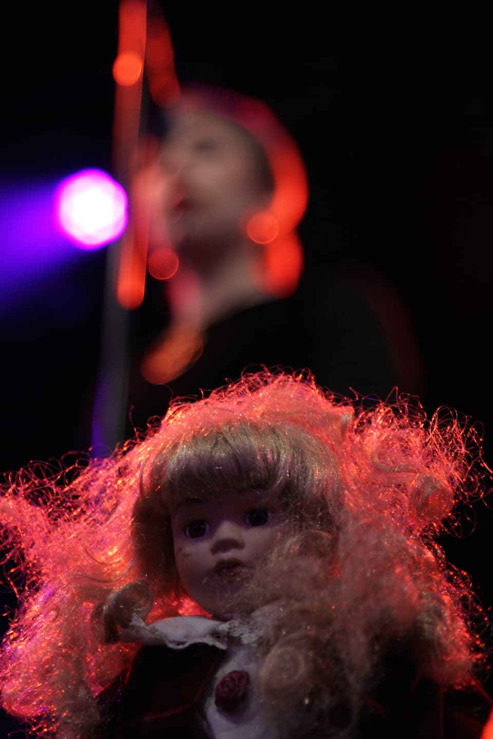 Puppe am Bühnenrand