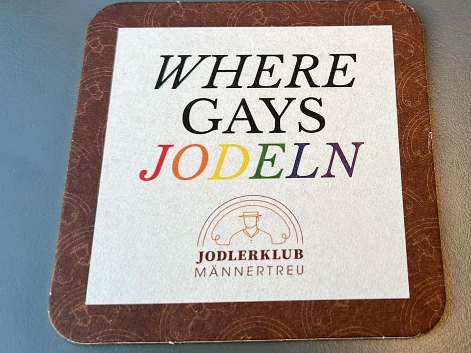 Ein Bierdeckel mit der Schrift «Where Gays jodeln».
