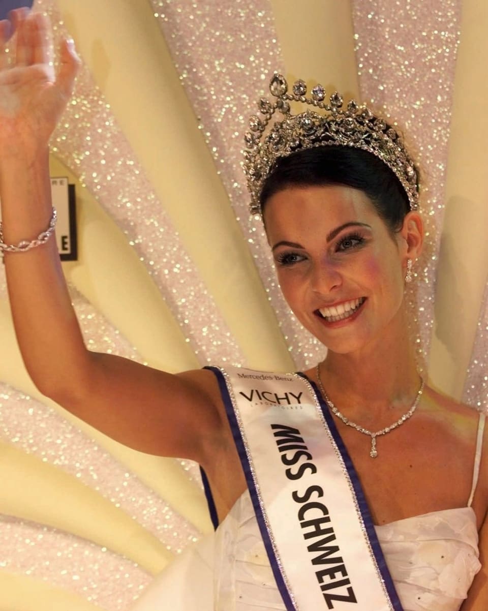 Die Thurgauerin gewinnt die Wahl und wird zur Miss Schweiz 1999 gekürt. 