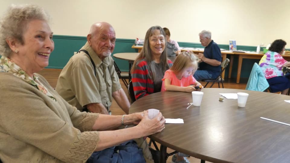 Senioren an einem Tisch im Seniorenzentrum.