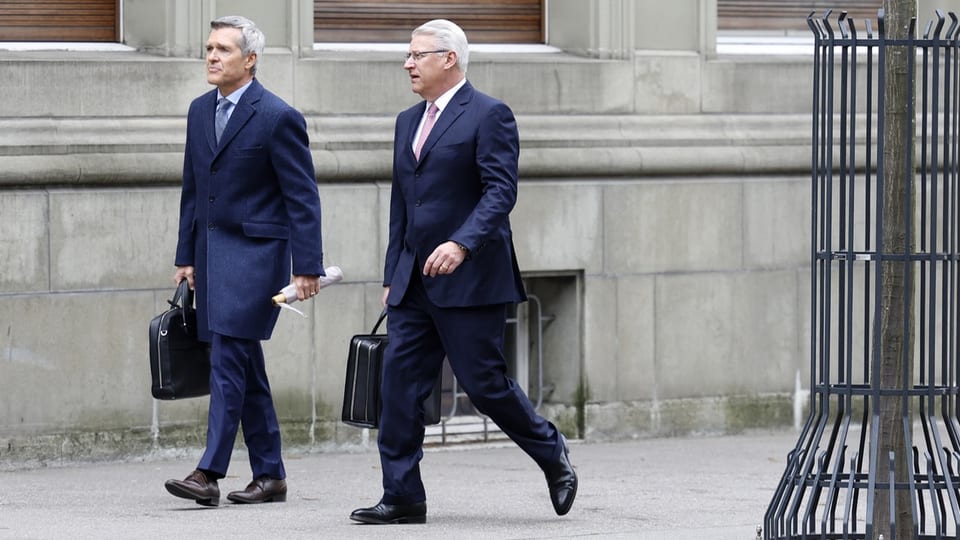 UBS-Vizepräsident Lukas Gähwiler (hinten) und Markus Ronner laufen auf einer Strasse. 