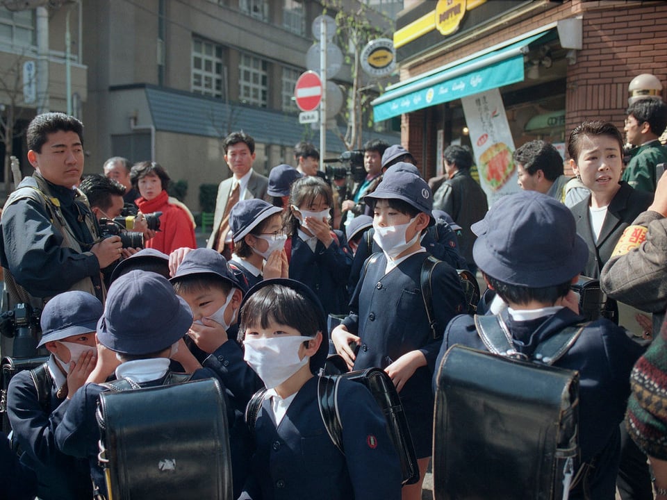 Schulkinder mit Atemschutzmasker in der Nähe der U-Bahn. 