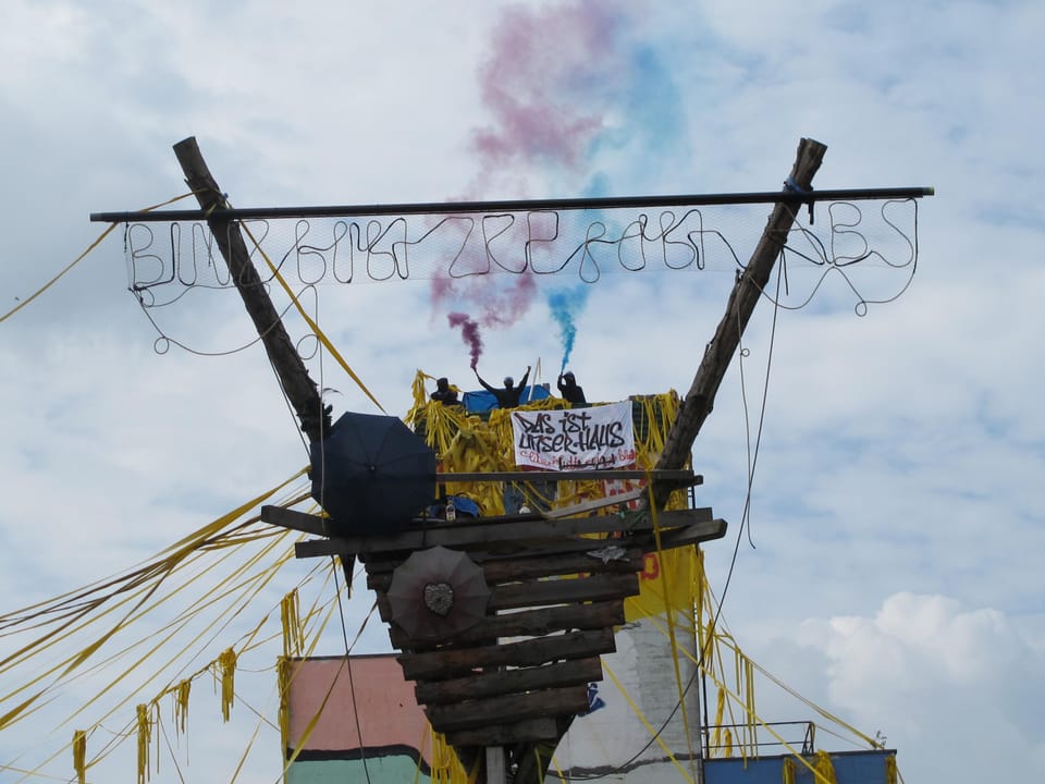 Die letzten Besetzer «wehren» sich mit Rauchpetarden gegen die Räumung.