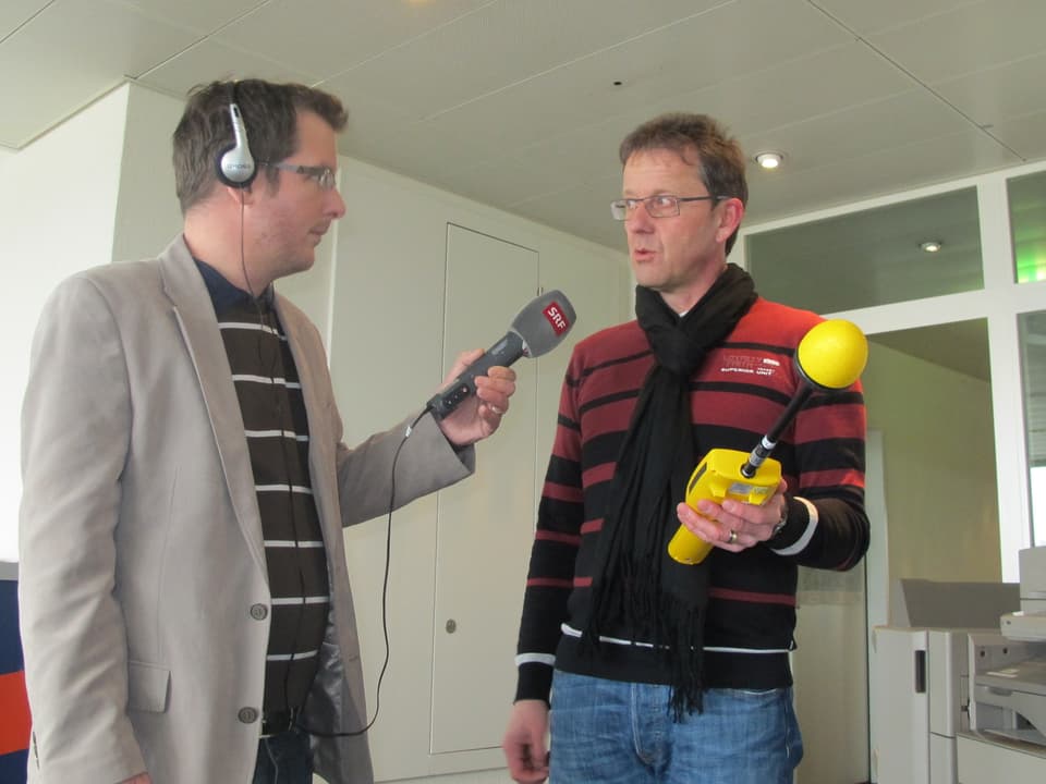 Regionaljournal-Reporter Maurice Velati und Markus Gugler (mit Messgerät) im Regionaljournal-Büro.