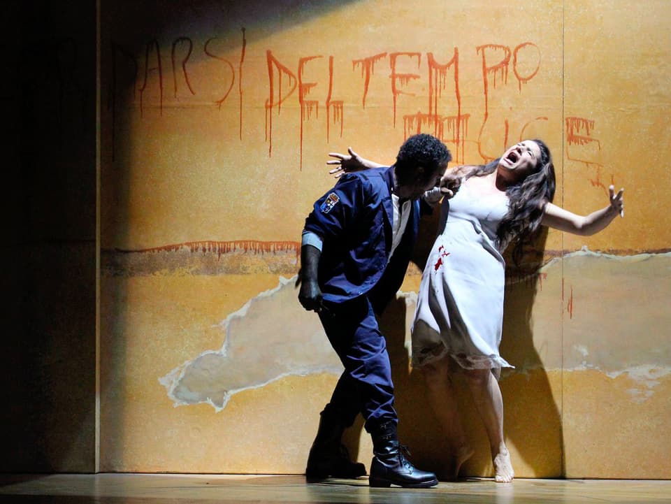Ein Mann und eine Frau spielen auf einer Opernbühne das Stück «Otello».