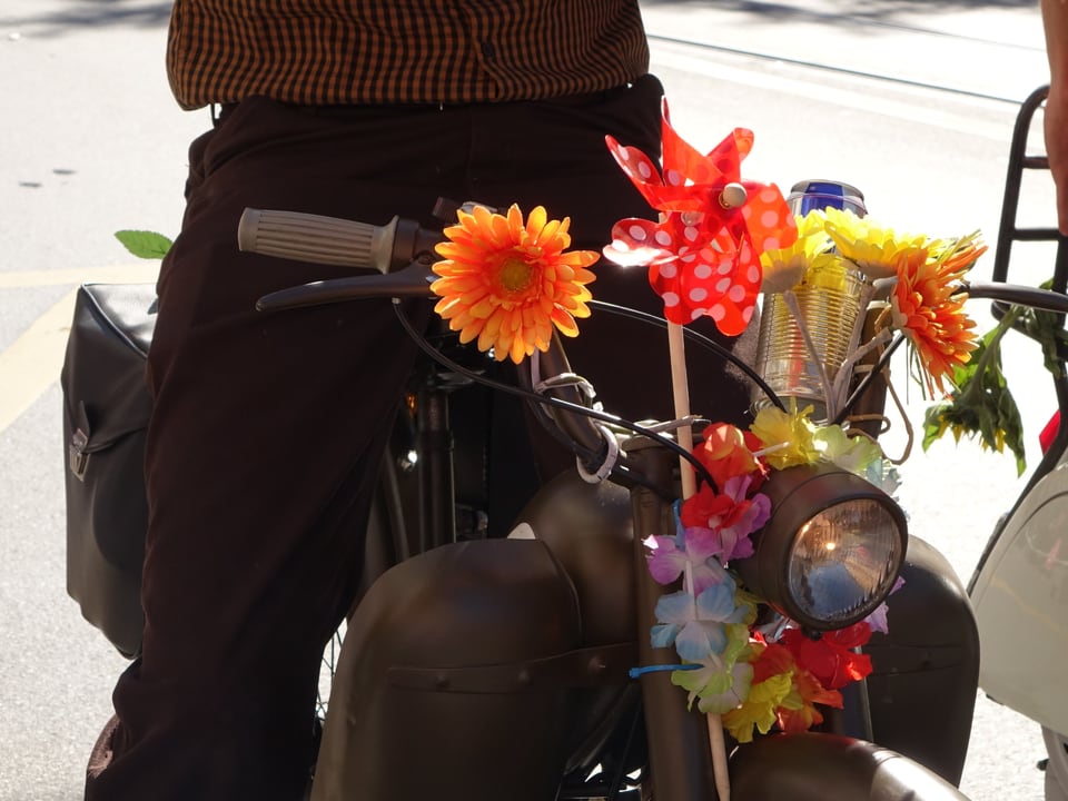 Blumeneschmücktes Motorrad.