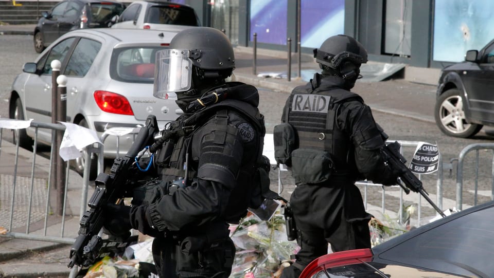 Zwei vermummte Polizisten vor dem Hyper-Cache-Supermarkt in Paris