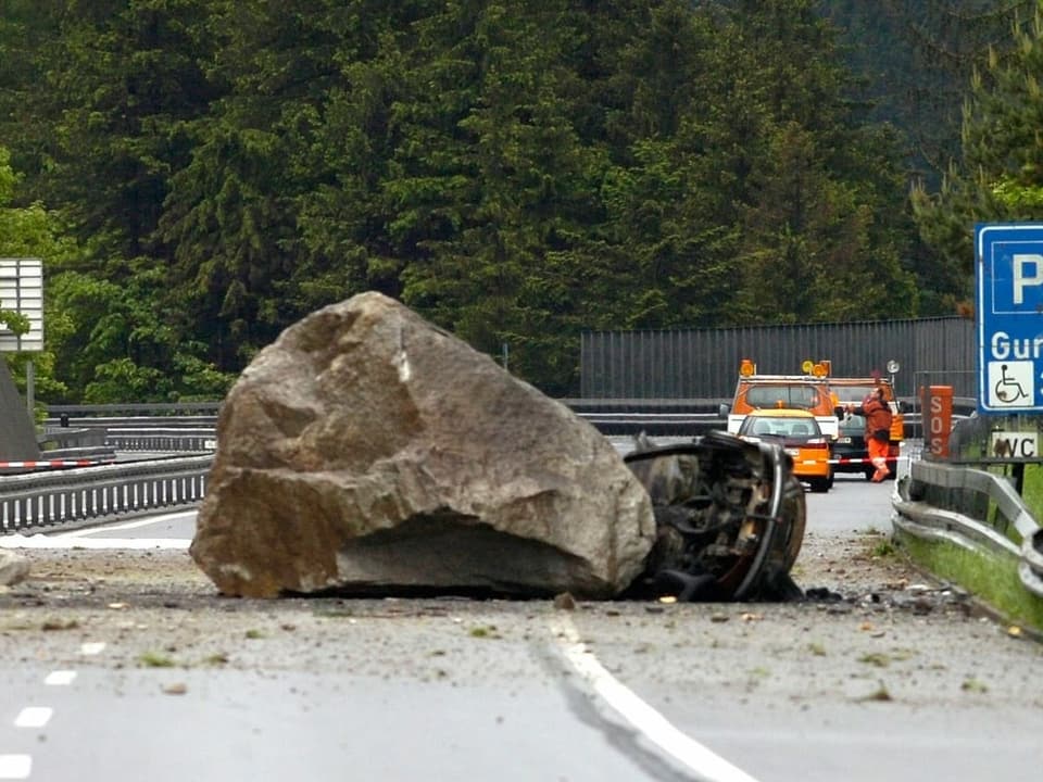 Felsbrocken auf der Autobahn - ein Auto darunter