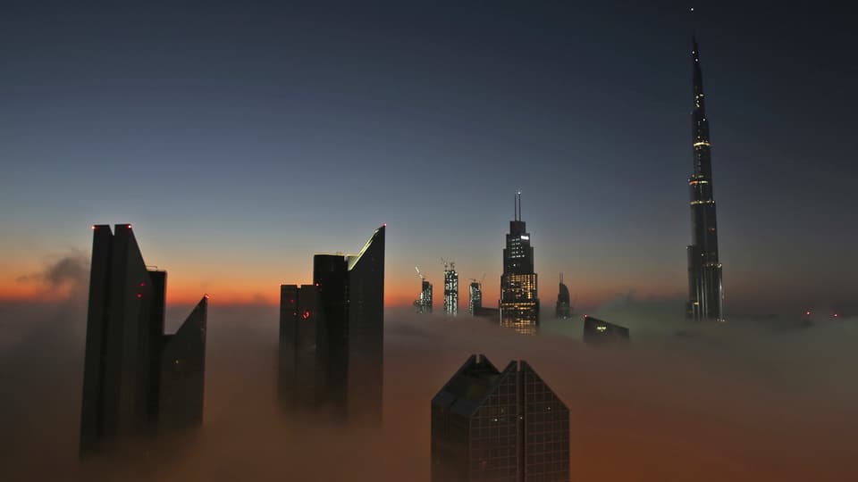 Der Burj Khalifa erhebt sich aus dem Nebel.