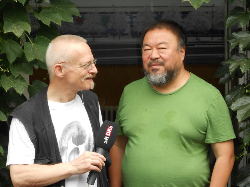 Urs Morf, links im Bild, interviewt Ai Weiwei.