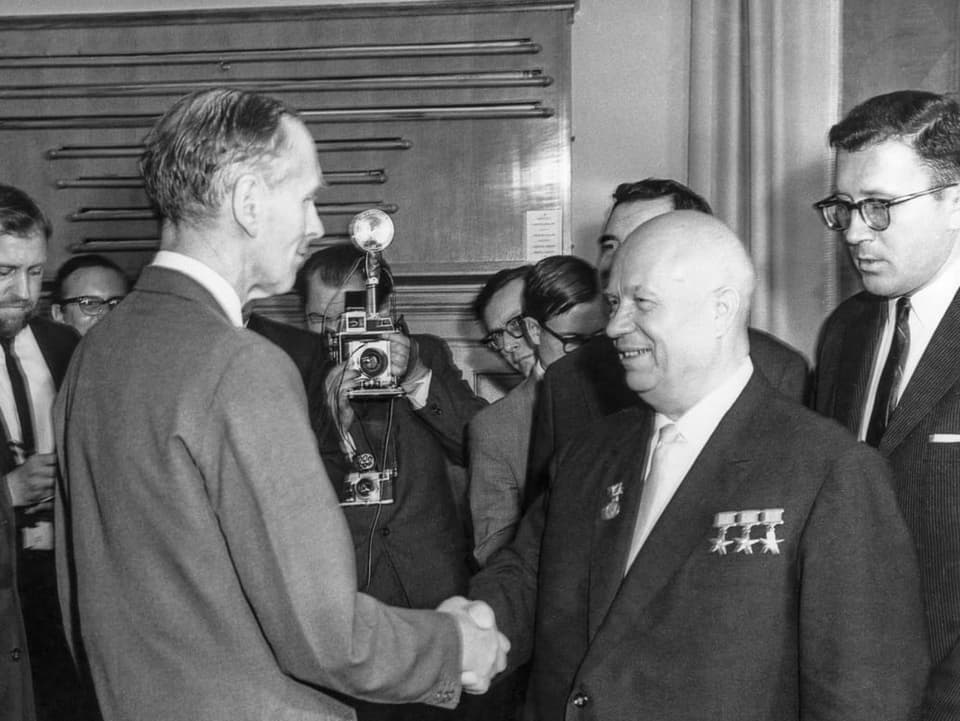 Der ehemalige Premierminister Alec Douglas-Home zusammen mit dem russischen Premier Chruschtschow in Moskau.  