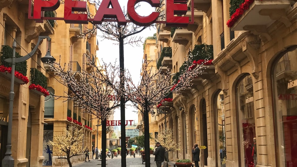 Im Stadtzentrum Beiruts können sich die teuersten Geschäfte noch über Wasser halten. Die Finanz- und Wirtschaftskrise und die andauernden Proteste dämpfen aber das Weihnachtsgeschäft.