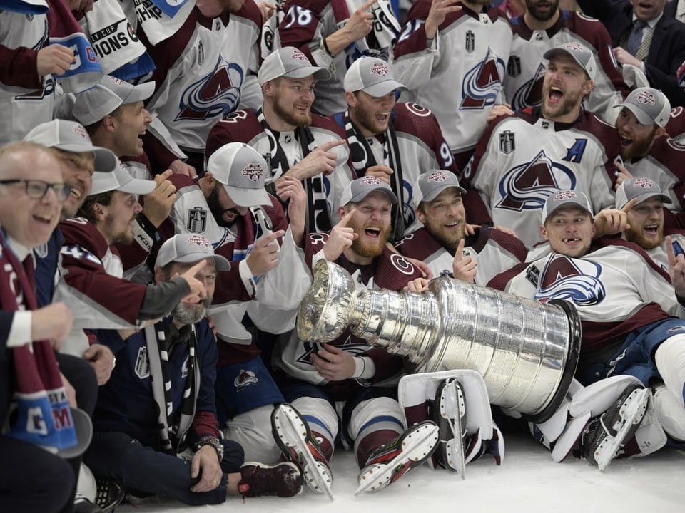 Geschafft Die Colorado-Spieler jubeln mit der Stanley-Cup-Trophäe.