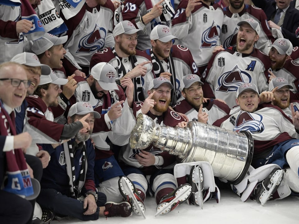 Die Colorado-Spieler jubeln mit der Stanley-Cup-Trophäe.