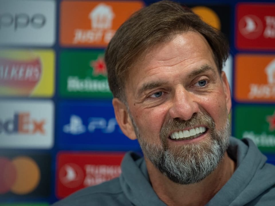 Jürgen Klopp fletscht an einer Medienkonferenz die Zähne