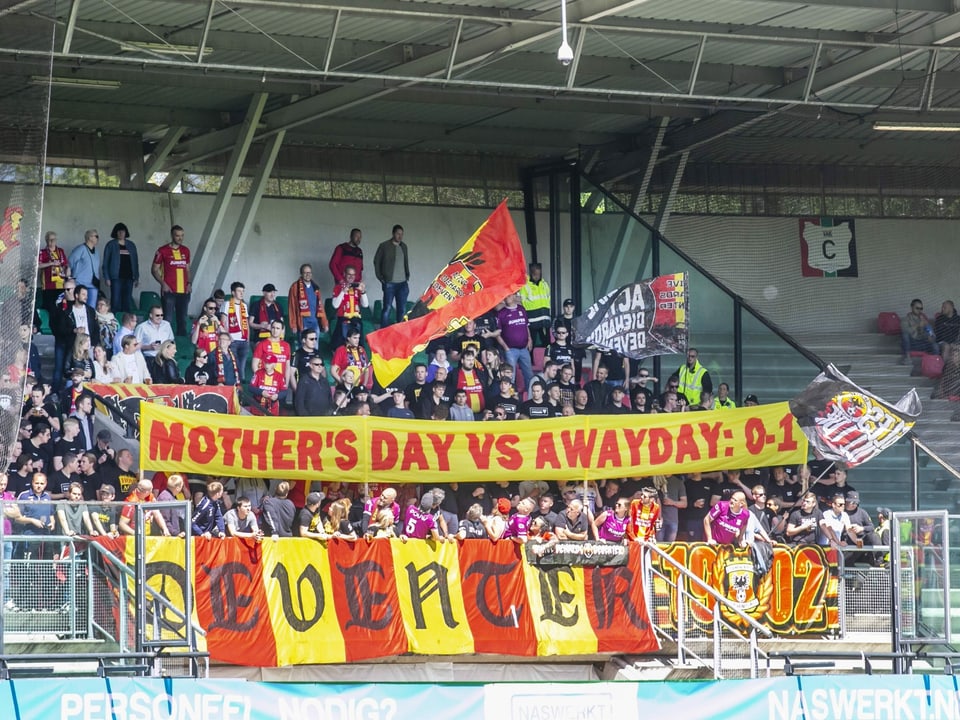 Fans mit Spruchband Mothers Day - Awayday 0:1
