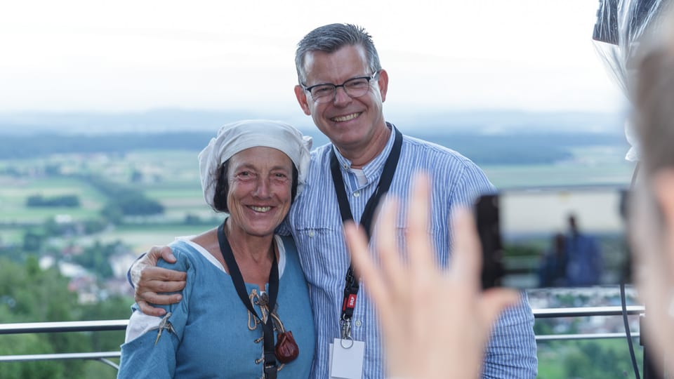 Pilgerin Marie-Therese Zgraggen macht ein Foto mit einem Besucher.