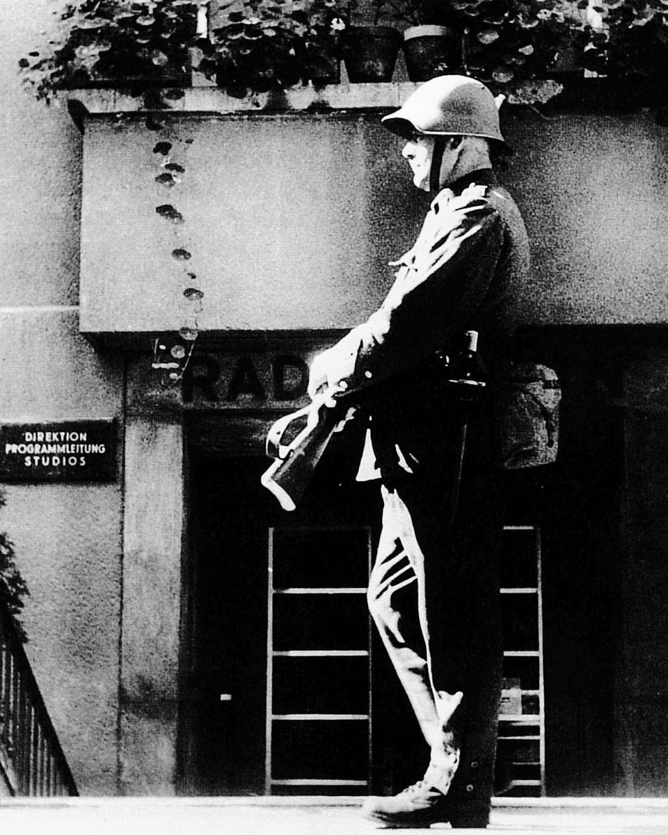 Soldat der Schweizer Armee bewacht den Eingang