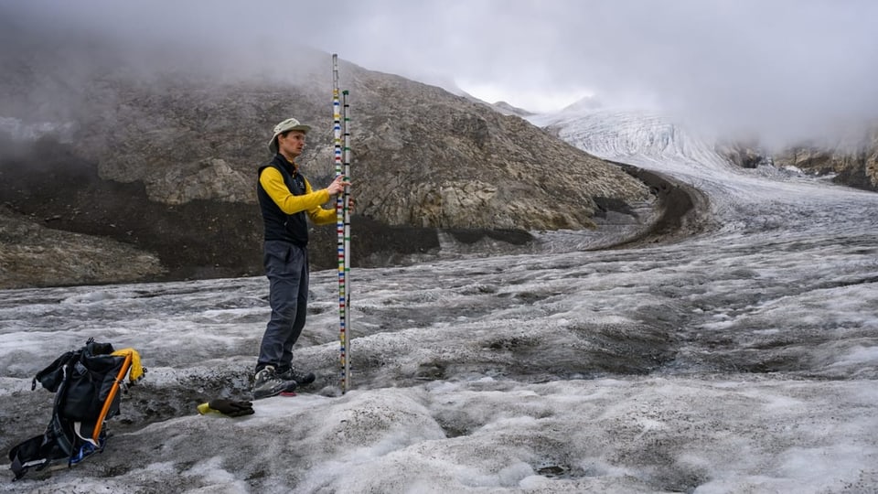 Matthias Huss bei einer Messung am Griesgletscher (Archiv).