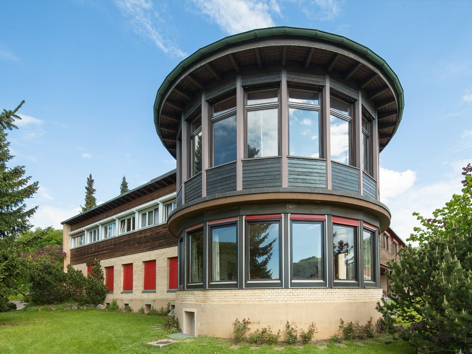 Kinderheim Mümliswil von Aussen: zweistückiges Haus mit einem runden Vorbau. 