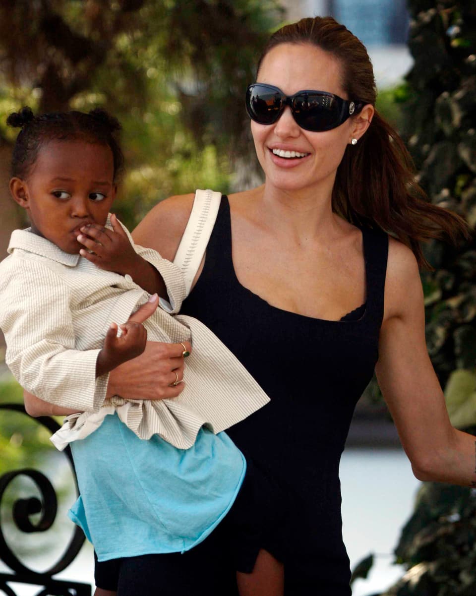 Angelina Jolie trägt Zahara auf dem Arm