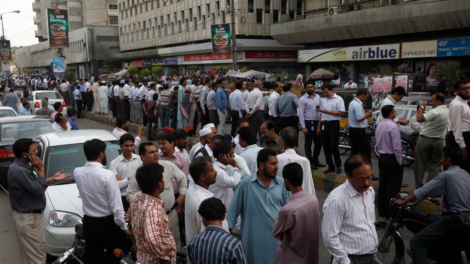 Menschen auf den Strassen von Karachi.