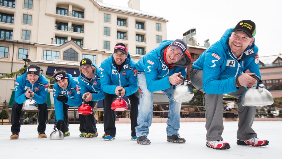 Das österreichische Männer-Team widmet sich einer Runde Curling der besonderen Art.