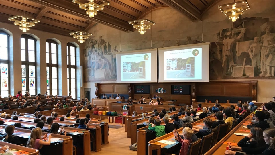 Kinder diskutieren im Ratshaus Bern während einer Session