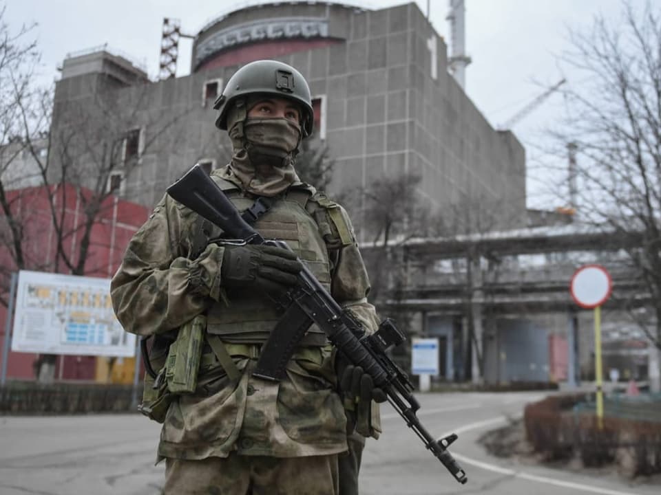 Ein russischer Soldat bewacht das Atomkraftwerk nahe Saporischschja.