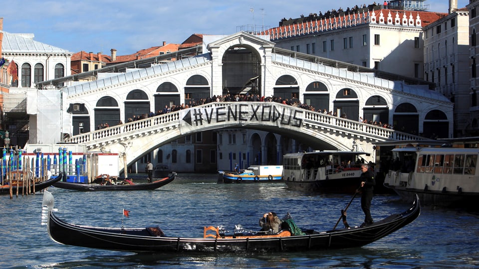 An der Rialtobrücke hängt ein Transparent mit der Aufschrift #Venexodus.
