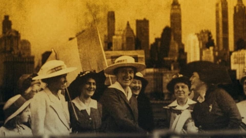Eine Collage vieler Frauen vor einer Skyline.