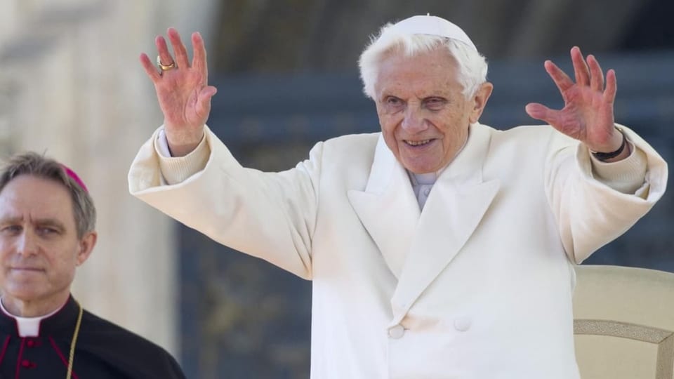 Der ehemalige Papst Benedikt XVI. winkt  mit beiden Händen.