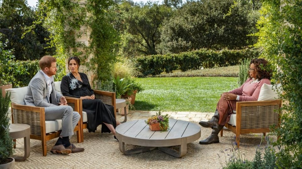 Meghan und Harry sitzen in einem Garten gegenüber von Oprah Winfrey