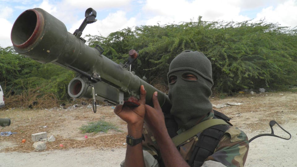 Ein vermummter Kämpfer der radikal-islamischen Al-Shabaab-Miliz in Somalia.