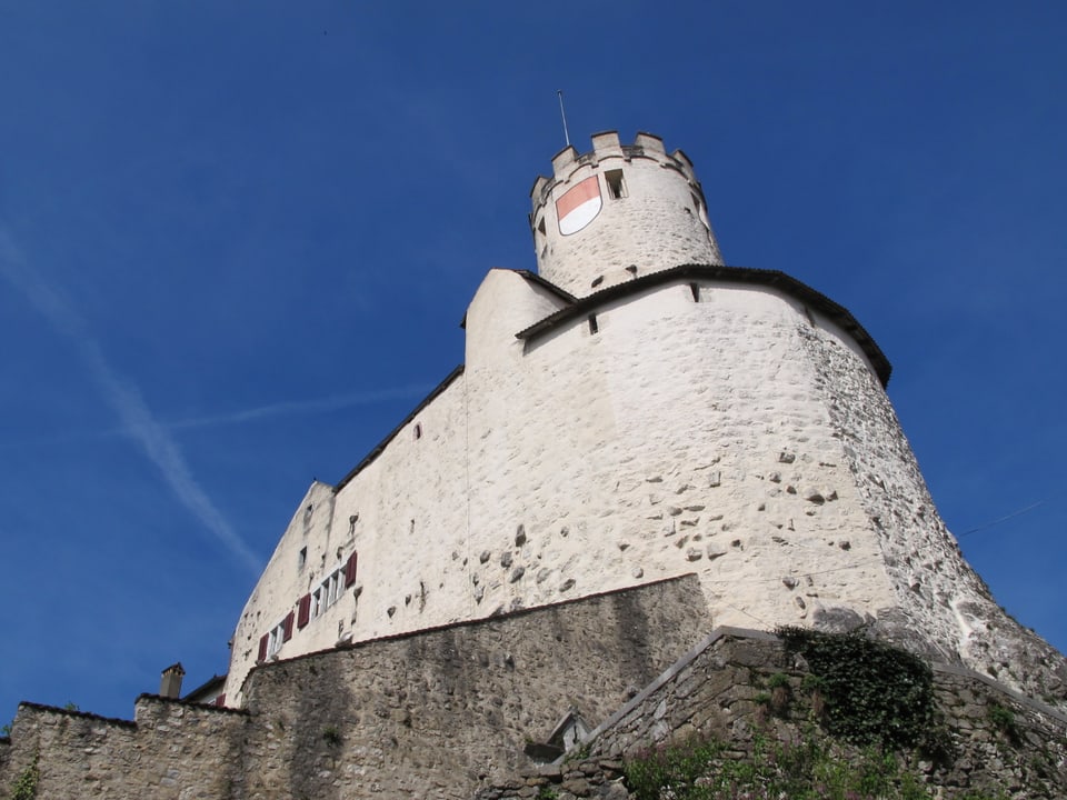 Turm mit rot-weissem Solothurnerwappen.