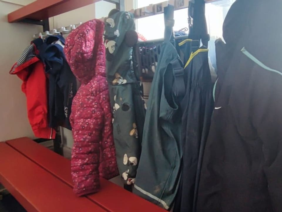 Garderobe mit mehreren Kinderjacken. Im Frauenhaus sind derzeit bis zu 13 Kinder untergebracht.