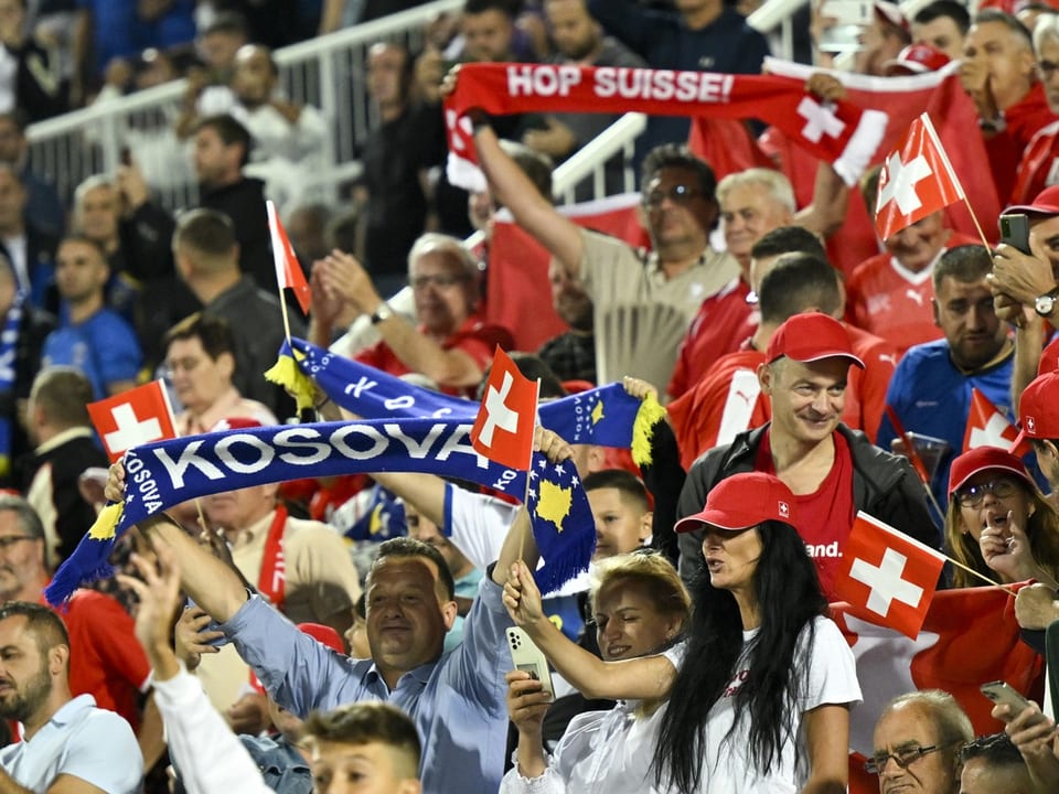 Schweizer und kosovarische Fans im Stadion.