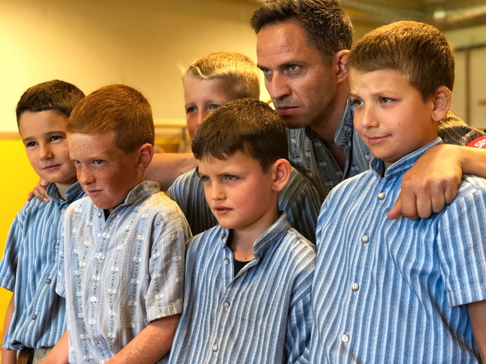 Fünf Kinder und Adrian Küpfer schauen böse.