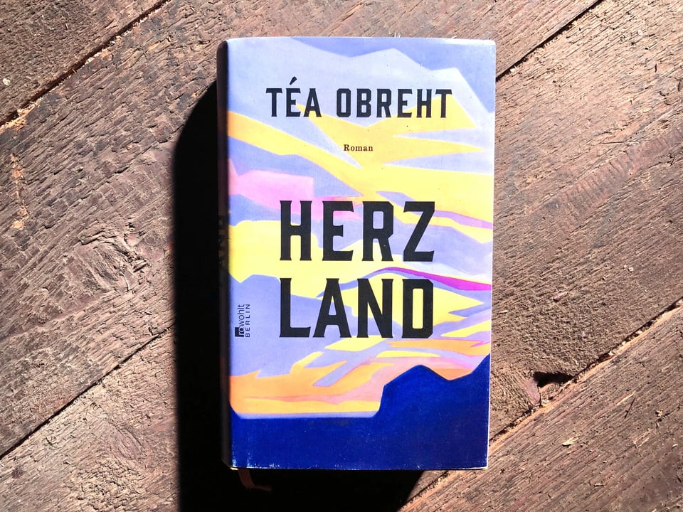 «Herzland» von Téa Obreht liegt auf einem dunklen Dielenboden