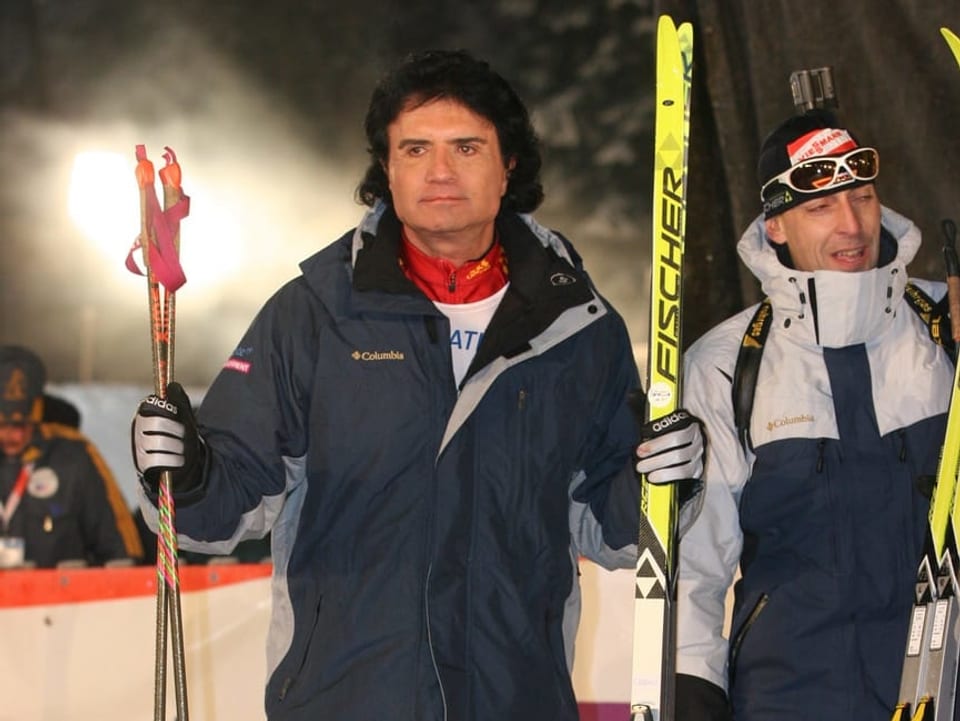 Zwei Männer mit Langlaufskiern.