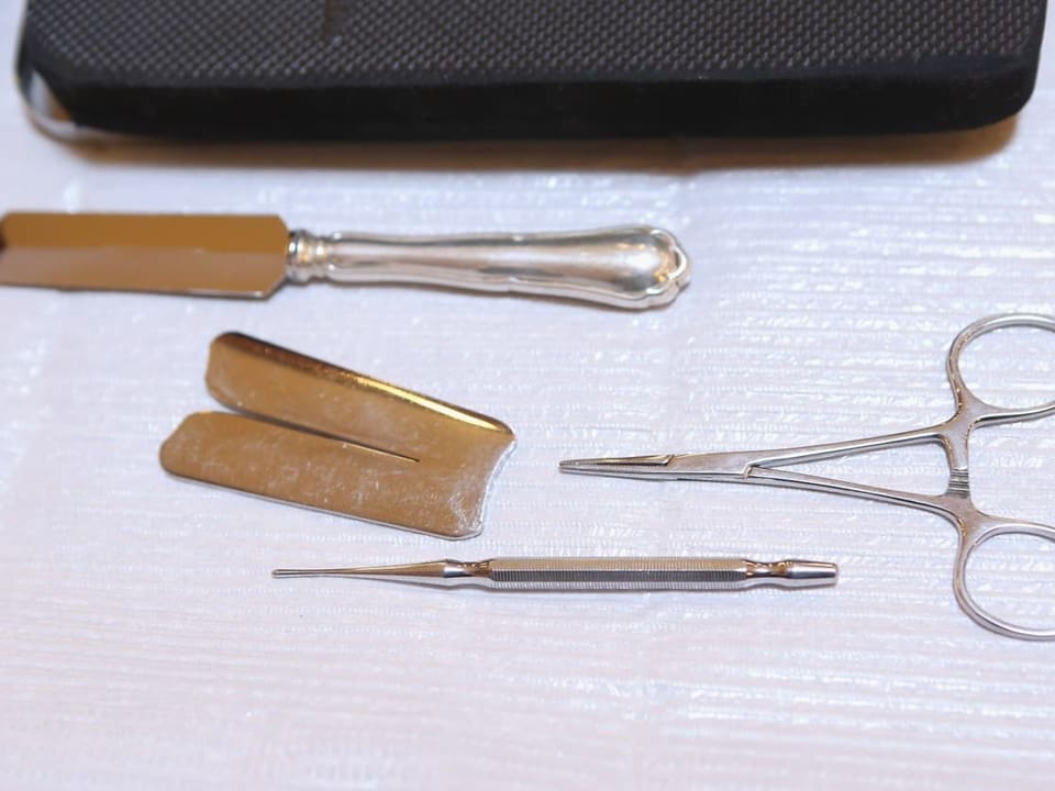 Schweren und andere Instrumente, die es nach jüdischer Tradition für eine Knabenbeschneidung braucht.