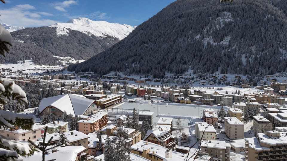 Verschneites Davos von oben