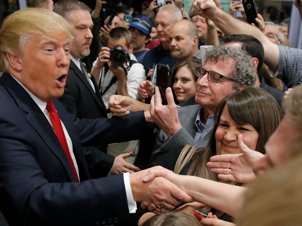 Donald Trump schüttelt an einer Wahlveranstaltung Hände