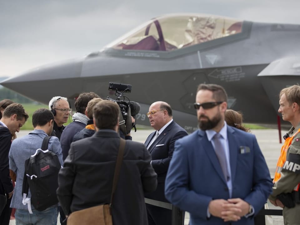 Der damalige US-Botschafter in der Schweiz mit Journalisten vor einem F35-A, 2019 in Payerne.