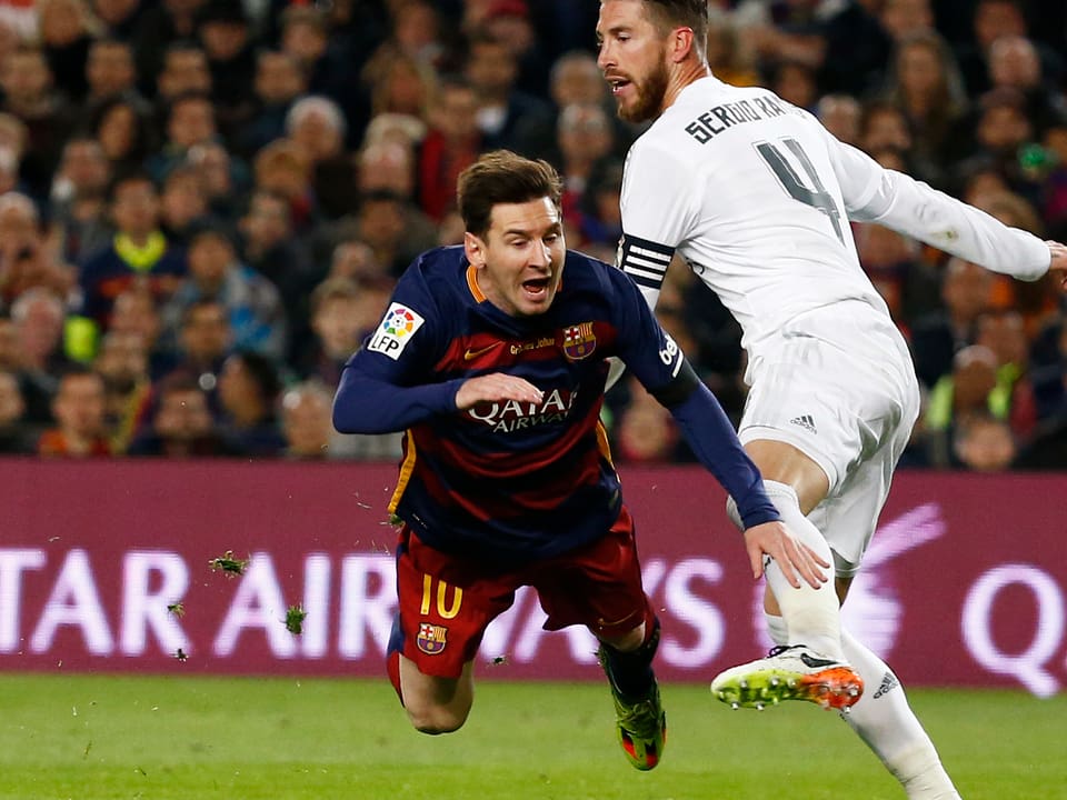 Lionel Messi im freien Flug nach einem Foul