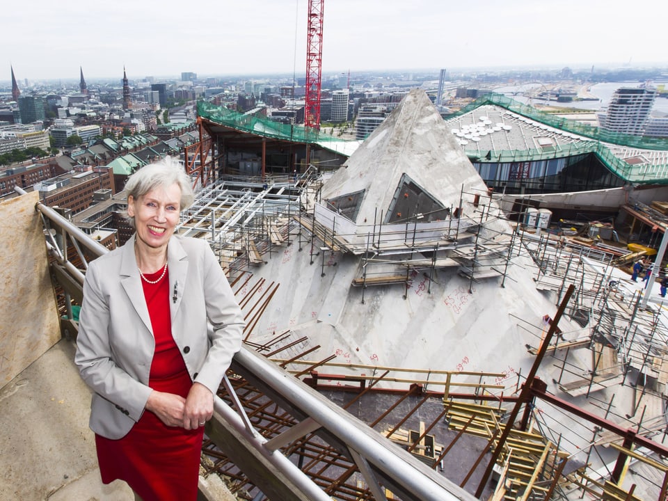 Barbara Kisseler am Presserundgang über die Baustelle der Elbphilharmonie im Juli 2013.